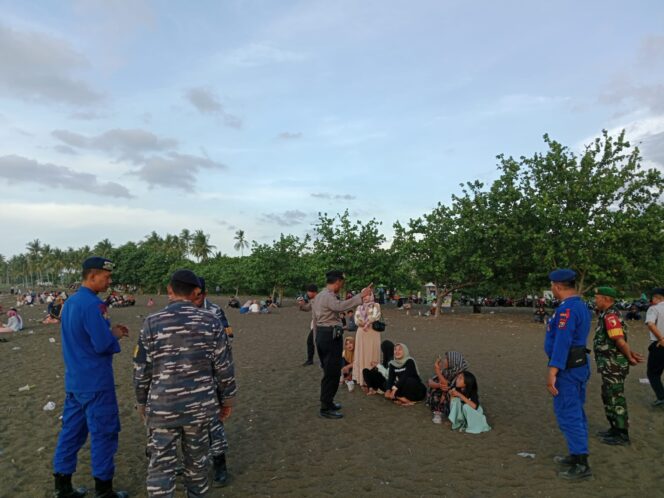 
 Foto: Tingkatkan keamana TNI dan Polri lakukan patroli ke tempat wisata  (Dedi)