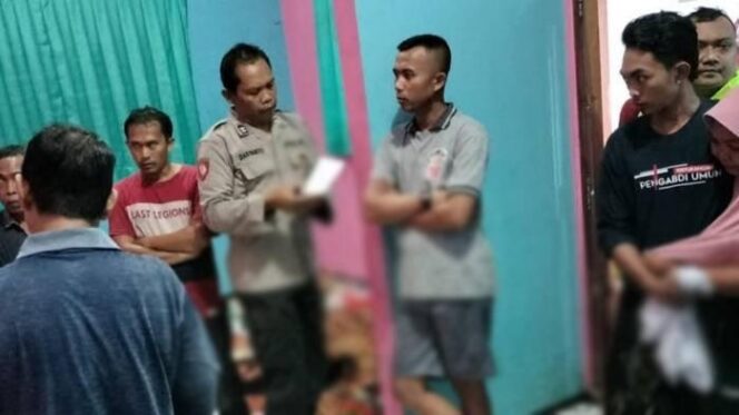 
 Anggota Polsek Jatibanteng saat mendatangi TKP rumah korban(Tribun)