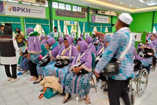 
 Kantor Wilayah Kementerian Agama Jawa Timur (Kanwil Kemenag Jatim) melakukan pemeriksaan calon jemaah haji (CJH) 2023 kloter pertama yang tiba di Asrama Haji Embarkasi Surabaya, hari ini, Selasa (23/5/2023).(FOTO ISTIMEWAH KOMPAS.COM)