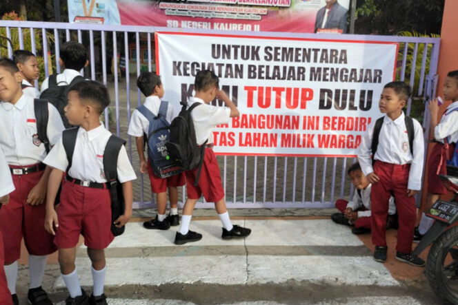 
 Para siswa dan siswi SDN Kalirejo 11 Kecamatan Dringu, Kabupaten Probolinggo, tidak bisa masuk ke sekolah setelah disegel oleh ahli waris atau pemilik tanah. (Foto: Saifullah for TIMES Indonesia)