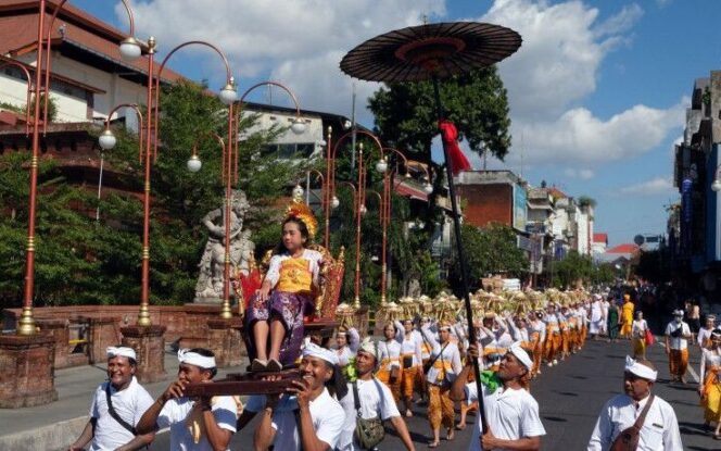 
 Foto Istimewah: Umat Hindu melaksanakan tradisi megayot yakni mengarak anak yang menginjak masa remaja saat rangkaian ritual Nyenuk di Denpasar, Bali, Senin (15/5/2023). Ritual tersebut dimaknai sebagai momen mengucapkan terima kasih kehadapan Tuhan Yang Maha Esa karena upacara keagamaan yang digelar berjalan lancar. ANTARA FOTO/Nyoman Hendra Wibowo/foc.