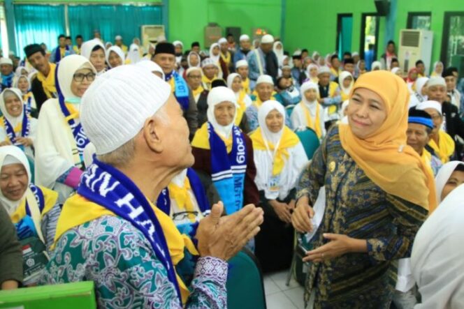 
 Gubernur Jatim Khofifah Indar Parawansa (kanan) bersama para jamaah calon haji di Asrama Haji Sukolilo Surabaya pada arsip 2019 antara. 