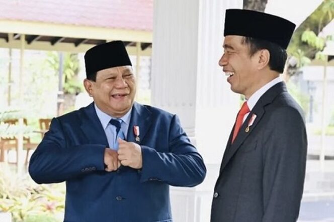 
 Menteri Pertahanan Prabowo Subianto bersama Presiden Republik Indonesia Joko Widodo (Jokowi) di sela peringatan Hari Ulang Tahun (HUT) ke-77 TNI.(Dok. Kementerian Pertahanan)
