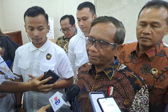 
 Menteri Koordinator Bidang Politik, Hukum, dan Keamanan (Menko Polhukam) Mahfud MD saat ditemui di Gedung DPR, Senayan, Jakarta Pusat, Senin (5/6/2023)
