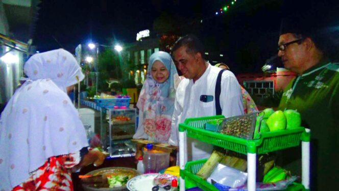 
 H. Imam Hidayat memborong semua jajanan dan kuliner di CFN Parse Bangkit
