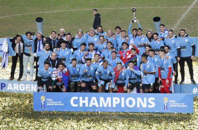 
 Para pemain Uruguay merayakan keberhasilan menjuarai Piala Dunia U-20 di Argentina setelah mengalahkan Italia 1-0 di final. [Sumber Foto: EPA-EFE/DEMIAN ALDAY ESTEVEZ]
