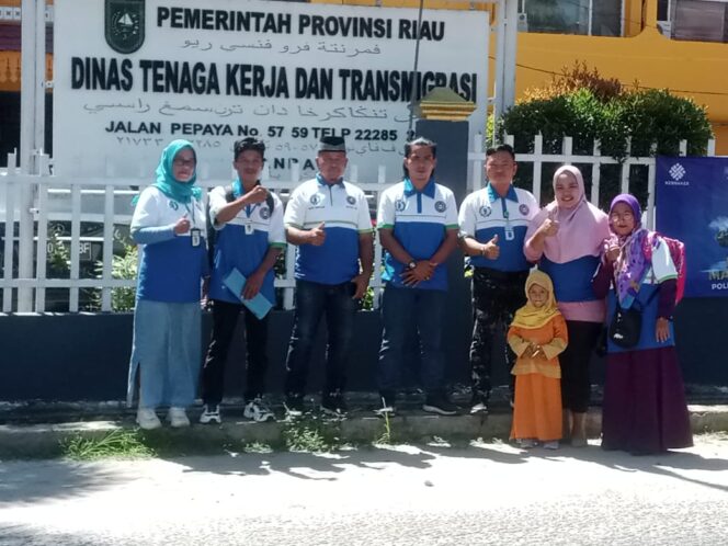 
 Federasi Serikat Pekerja Kerah Biru SPSI Riau laporkan keberadaannya dikantor Dinas Tenaga Kerja dan Transmigrasi Provinsi Riau