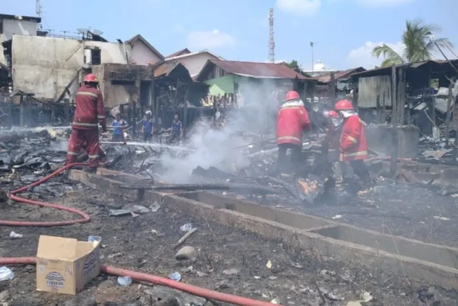 
 Petugas pendam kebakaran berusaha memadamkan api yang menghanguskan 30 unit rumah di Kelurahan Legok, Kota Jambi, Kamis (27/7/2023). (Humas)