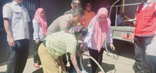 
 Bhabinkamtibmas Polres Situbondo Bantu Salurkan Air Bersih di Desa Gunung Putri