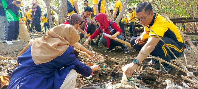 
 Polres Situbondo Bersih-Bersih Di Kampung Blekok, Ajak Masyarakat dan Elemen Lainnya Untuk Menjaga Kelestarian Lingkungan 