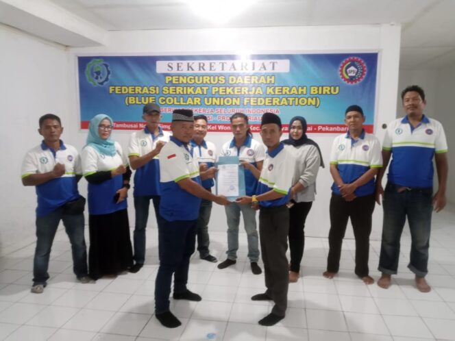 
 Pengurus Daerah Federasi Serikat Pekerja FSP Kerah Biru Serahkan SK Pengurus Cabang Kota Pekanbaru 