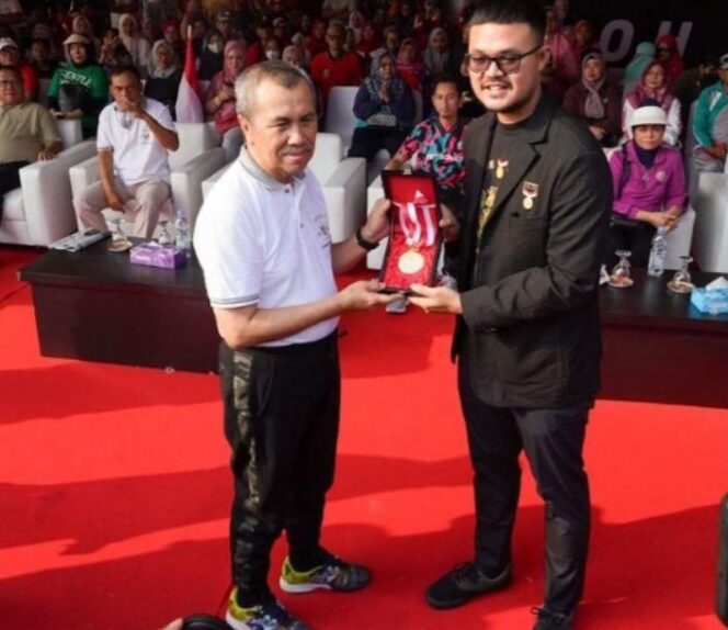 
 Gubernur Riau Syamsuar saat menerima penghargaan