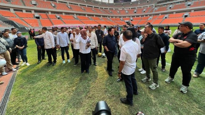 
 PSSI dan kementerian lainnya melakukan inspeksi ke stadion JIS. [Sumber Foto: dok. PSSI]