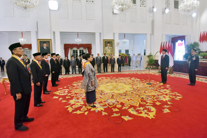 
 Upacara Penganugerahan Tanda Kehormatan Republik Indonesia, di Istana Negara, Jakarta, Seni (14/08/2023). (Foto: Humas Setkab/Agung)
