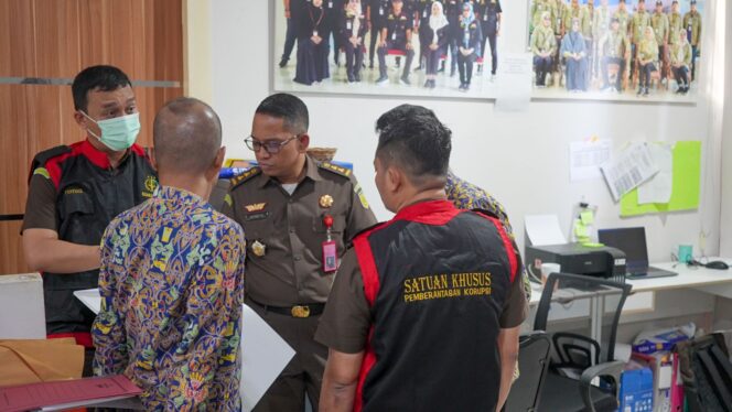 
 Tim Penyidik Kejati Sulawesi Selatan Geledah 2 Kantor
