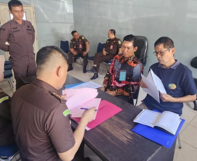 
 Terkait Dugaan Korupsi PDAM Makassar tiga tersangka diserahkan ke Penuntut Umum Kejati Sulsel