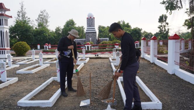 
 Hormati Para Pejuang Bangsa Pegawai Rutan Pemalang Bersihkan Komplek Makam Pahlawan