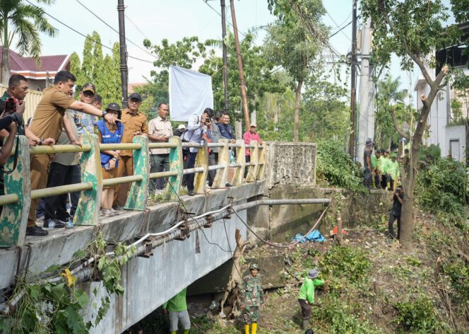 
 Walikota Medan Bobby Afif Nasution Didampingi Dandim Kolonel Inf Ferry Muzawwad meninjau lokasi Pembersihan dan Penataan Sungai Sei Sikambing di Wilayah Kecamatan Medan Helvetia. 