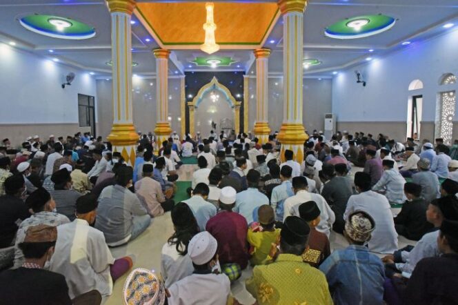 
 Nampak masyarakat Indonesia sedang merayakan Maulid Nabi Muhammad SAW di Masjid. [ANTARA/Asep Fathulrahman]