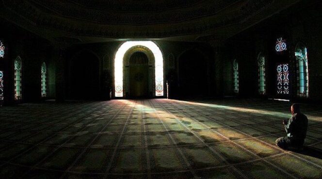
 Berdoa di masjid. [Sumber Foto: Aswaja.com]
