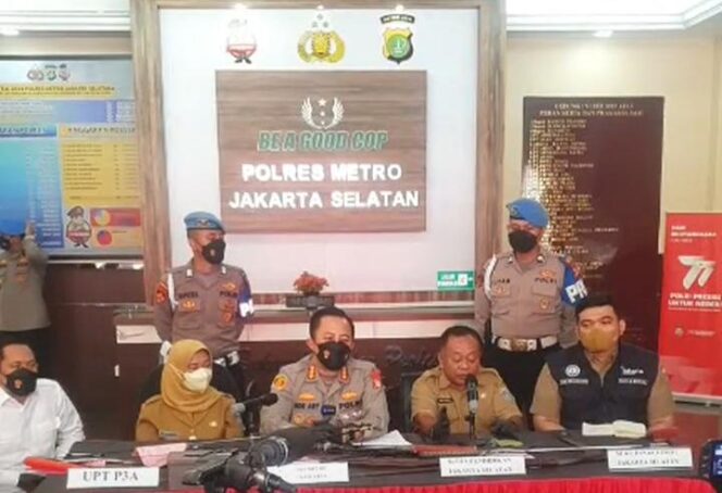 
 Kapolres Metro Jakarta Selatan Kombes Pol Ade Ary Syam Indradi Dalam Konferensi Pers