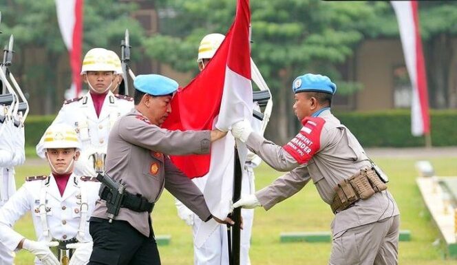 
 Kapolri Jenderal Polisi Listyo Sigit Prabowo Memberikan Bendara Merah Putih Sebagai Tanda Pelepasan Keberangkatan Kontingen Garuda Bhayangkara (Garbha) Satgas FPU 5 Minusca
