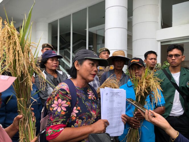 
 Puluhan Petani di Depan Kantor Gubernur Sumatera Utara