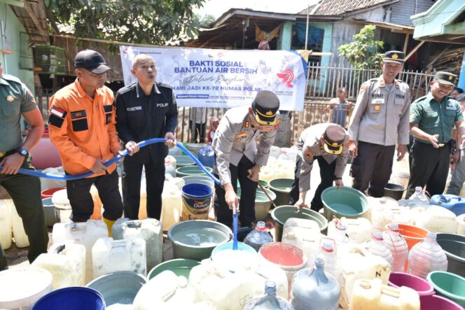 
 Kapolres Situbondo, AKBP Dwi Sumrahadi Rakhmanto Berikan Bantuan Air Bersih