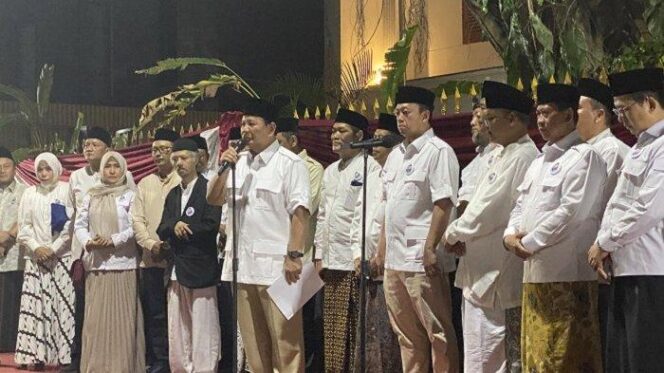 
 Bakal calon presiden (bacapres) koalisi Indonesia maju, Prabowo Subianto menerima dukungan dari relawan Jagat Prabowo pada hari pertama pendaftaran capres-cawapres di kediamannya di Jalan Kertanegara IV, Jakarta Selatan pada Kamis (19/10/2023) malam. 
