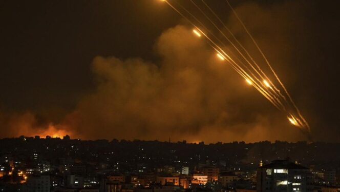 
 Serangan Roket [Sumber Foto: Foto: AP/Fatima Shbair]