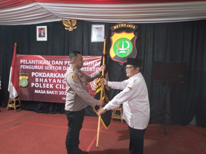 
 Penyerahan Pataka Dari Ketua Pokdarkamtibmas Resor Metro Jakarta Selatan H. Deden Suparman S.IP Kepada Kapolsek Cilandak Kompol Wahid Key