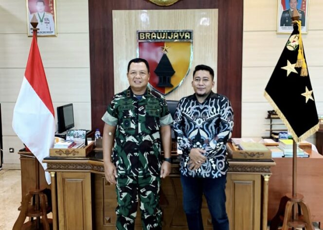
 Ketua Aliansi Jatim Membangun (AJM) A. Munsharif Bersama Mayjen TNI  Farid Makruf.
