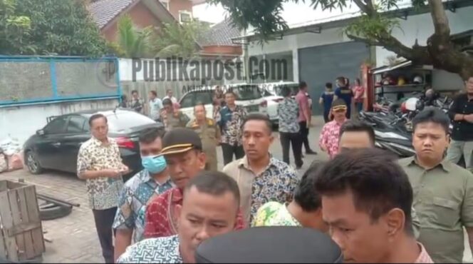 
 Tim Terpadu Pemko Medan Mendatangi Gudang PT. MMI. Warga Ricuh Dengan security Gudang PT. MMI lantaran wartawan dilarang masuk.