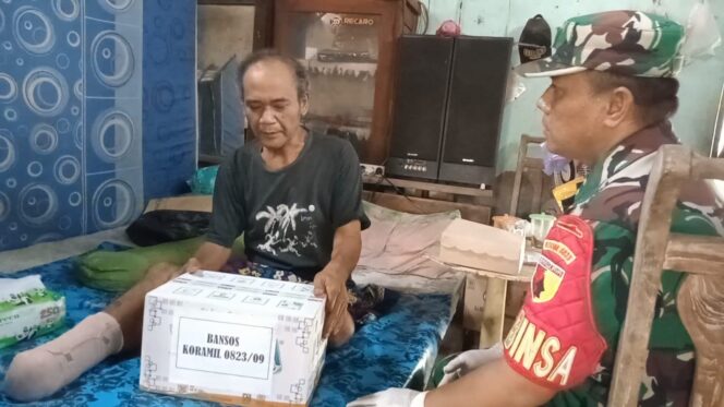 
 Pelda Gunawan beserta anggota Koramil 0823/09 Jangkar melaksanakan Baksos untuk memberikan sedekah paket sembako dan alat pembersih kepada masyarakat yang lebih membutuhkan