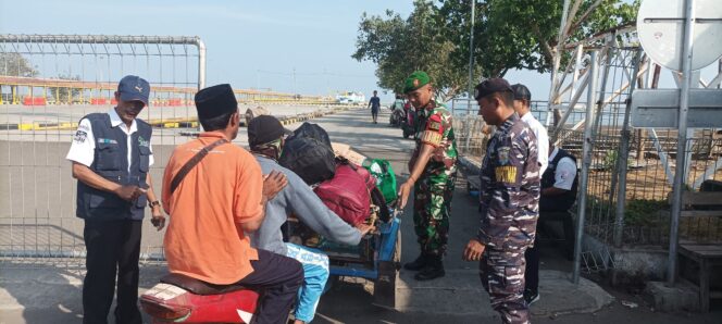 
 Berikan rasa aman dan lancar, Babinsa Jangkar bersama Lintas Sektor melaksanakan Pengamanan di Pelabuhan Jangkar