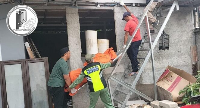 
 Petugas Evakuasi Jasad Dari Lantai Dua Menuju RS Polri