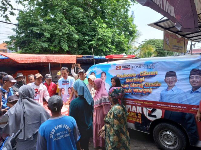 
 Elemen masyarakat nampak antusias dalam kegiatan Prabowo-Gibran berbagi. [Sumber Foto: Tim Dokumentasi CM]