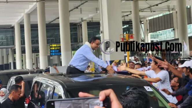 
 Capres Anies Baswedan tiba di Bandara Kualanamu, Medan, Sumatera Utara (Sumut) untuk kampanye Pemilu 2024, Minggu (3/12/2023)