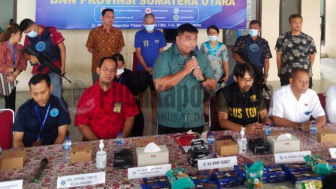 
 Kepala Bidang Pemberantasan BNNP Sumut AKBP Denny Rihar Situmorang saat merilis kasus pengungkapan narkoba. BNNP Sumut