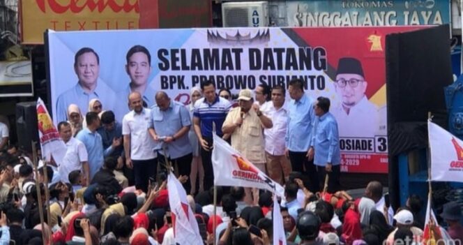 
 Prabowo Subianto, Kunjungi Korban Erupsi Gunung Merapi di Agam dan Menggelar Kampanye di Kota Padang