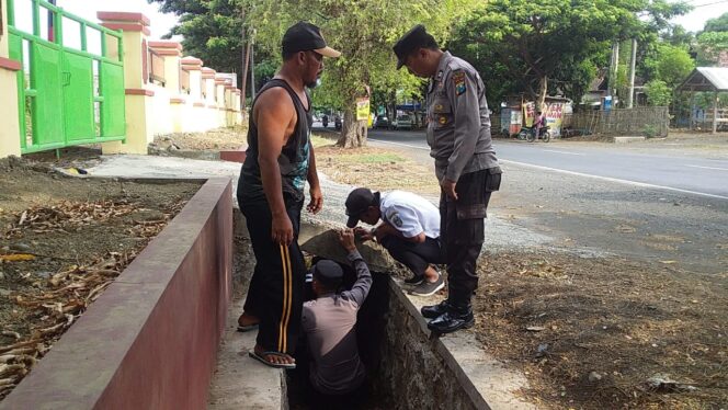 
 Polisi bersama Trantib Kecamatan Banyuputih Evakuasi ODGJ