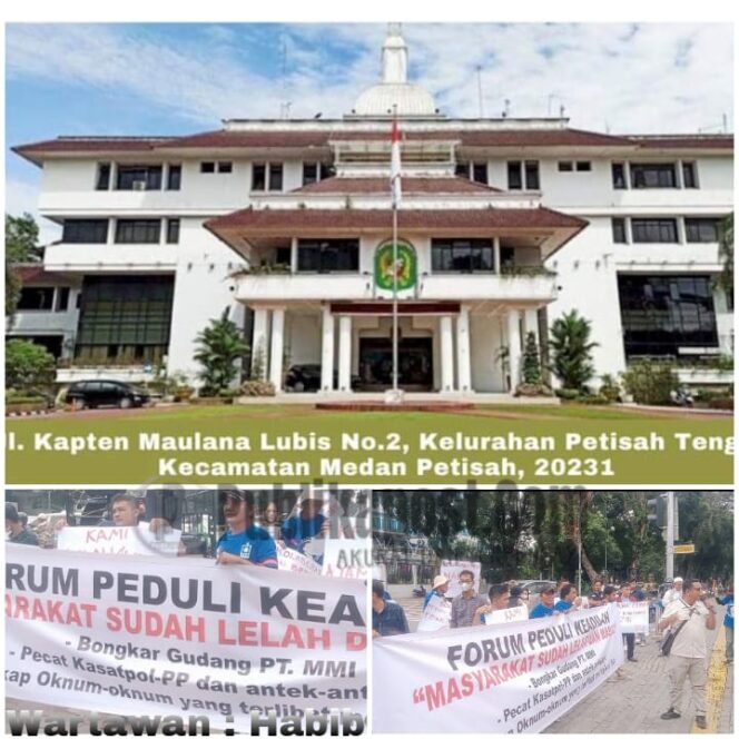 
 puluhan Massa dari Forum Peduli Keadilan Melakukan Orasi Didepan Kantor Walikota Medan