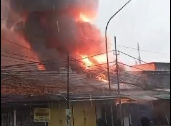 
 Kebakaran melanda sebuah bangunan dikawasan DR.Saharjo,setia budi,jakarta selatan