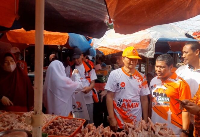 
 Caleg DPR RI Hidayat Nur Wahid menyapa pedagang