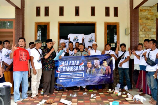 
 Puluhan Kiai Kampung di Probolinggo Deklarasikan Dukungan ke Capres 03