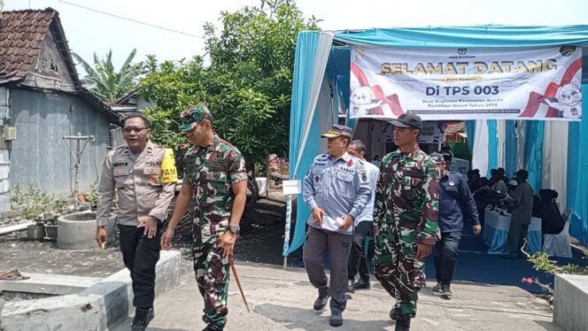 
 Sinergi Bersama Menuju Pemilu Aman dan Damai, Dandim 0823 Situbondo Melaksanakan Patroli ke Sejumlah TPS