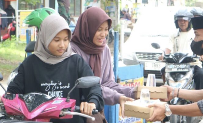 
 Dokumentasi tim relawan H. Faisol Riza Caleg DPR RI Jawa Timur di Dapil Jatim II saat berbagi kepada warga.