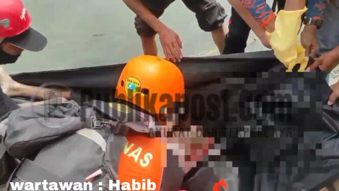 
 Personel Basarnas Dan tim SAR Gabungan Menemukan Jasad Febri 12 Tahun Yang Hanyut Sepanjang 5 Km Di Sungai Deli Kecamatan Medan Barat.