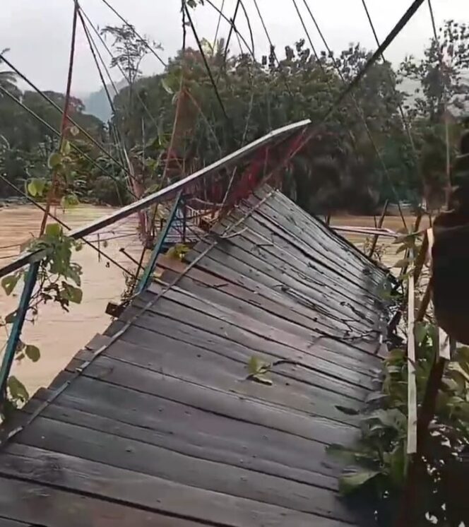 
 Jembatan Penghubung Kecamatan Batang Anai Nyaris Ambruk Akibat Terjangan Air Sungai