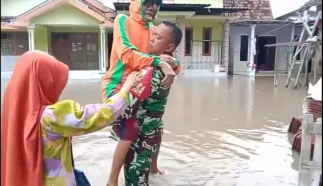 
 Sertu Masarif Tanpa Batas Mengevakuasi Warga Terdampak Banjir